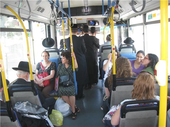 פעילות ארגוני נשים מתיישבות בחלק הקידמי (של הגברים) באוטובוס הפרדה. צילום: שירן דדון, ספטמבר 2009