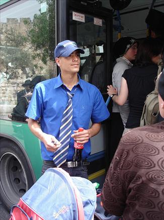 משגיח מטעם אגד מוודא שגברים ונשים יעלו לאוטובוס הפרדה מכניסות שונות. צילום: RahelSharon, flickr