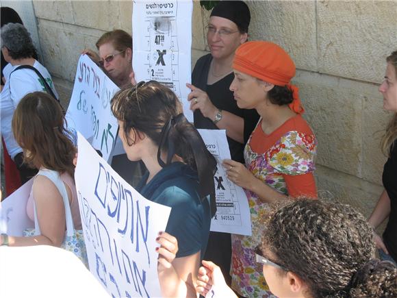 פעילות ארגוני נשים, דתיות וחילוניות, מפגינות נגד קווי ההפרדה