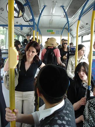 ''עזרת הנשים'' באוטובוס הפרדה. צילום: RahelSharon, flickr