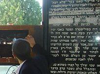 מבקר בציון קברו של ''הפלא יועץ''. צילום: ויקיפדיה