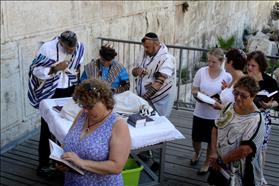 תפילה ברחבת הכותל האלטרנטיבית הקרויה עזרת ישראל 17.07.2014 צילום: גרשון אלינסון פלאש 90
