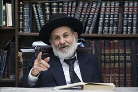 חבר בית הדין הרבני הגדול הרב ציון בוארון בביתו בירושלים. 30-06-2013 צילום: יונתן סינדל פלאש 90