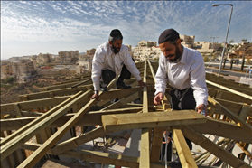 חרדים בונים גג של בית כנסת חדש בביתר עילית, 02.12.2009, צילום: נתי שוחט, פלאש 90