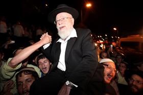 הרב הראשי של קרית ארבע, דב ליאור, מתקבל על ידי המפגינים נגד מעצרו בכניסה לירושלים, 27.06.2011. צילום: קובי גדעון, פלאש 90