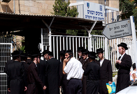 בחורים חרדים בכניסה ללשכת הגיוס בירושלים 14.07.04. צילום פלאש 