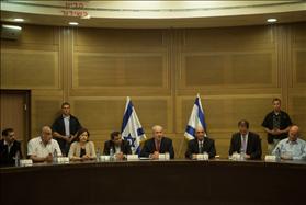ראש הממשלה בנימין נתניהו ויו''ר קדימה שאול מופז בישיבה הראשונה של ועדת השוויון בנטל בראשות ח''כ יוחנן פלסנר. 21.05.2012. צילום: אורי לנץ, פלאש 90. ראש הממשלה בנימין נתניהו ויו''ר קדימה שאול מופז בישיבה הראשונה של ועדת השוויון בנטל בראשות ח''כ יוחנן פלסנר. 21.05.2012. צילום: אורי לנץ, פלאש 90.