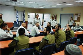 חיילי שח''ר בסיום קורס תכנות, עם הרמטכ''ל הקודם, גבי אשכנזי. צילום: www.flickr.com/people/45644610@N03, wikipedia חיילי שח''ר בסיום קורס תכנות, עם הרמטכ''ל הקודם, גבי אשכנזי. צילום: www.flickr.com/people/45644610@N03, wikipedia