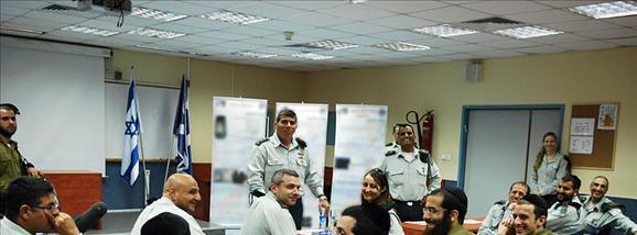 חיילי שח''ר בסיום קורס תכנות, עם הרמטכ''ל הקודם, גבי אשכנזי. צילום: www.flickr.com/people/45644610@N03, wikipedia חיילי שח''ר בסיום קורס תכנות, עם הרמטכ''ל הקודם, גבי אשכנזי. צילום: www.flickr.com/people/45644610@N03, wikipedia