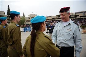 הרמטכ''ל, בני גנץ, לוחץ את ידה של בוגרת קורס קצינים בבה''ד 1. צילום: Israel Defense Forces, wikimedia הרמטכ''ל, בני גנץ, לוחץ את ידה של בוגרת קורס קצינים בבה''ד 1. צילום: Israel Defense Forces, wikimedia