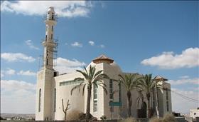 מסגד ביישוב הבדואי ערערה בנגב. צילום: מיכאלי, ויקיפדיה מסגד ביישוב הבדואי ערערה בנגב. צילום: מיכאלי, ויקיפדיה