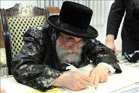 האדמור מויזניץ הרב ישראל הגר 23.08.2012 צילום: יעקב נחומי, פלאש 90 האדמור מויזניץ הרב ישראל הגר 23.08.2012 צילום: יעקב נחומי, פלאש 90