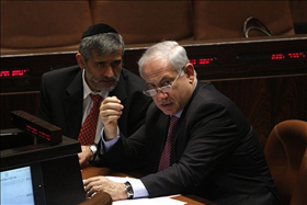 ראש הממשלה בנימין נתניהו ויו''ר ש''ס, אלי ישי במליאת הכנסת 03.03.10. צילום: מרים אלסטר, פלאש 90 ראש הממשלה בנימין נתניהו ויו''ר ש''ס, אלי ישי במליאת הכנסת 03.03.10. צילום: מרים אלסטר, פלאש 90