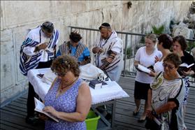 תפילה ברחבת הכותל האלטרנטיבית הקרויה עזרת ישראל 17.07.2014 צילום: גרשון אלינסון פלאש 90 תפילה ברחבת הכותל האלטרנטיבית הקרויה עזרת ישראל 17.07.2014 צילום: גרשון אלינסון פלאש 90