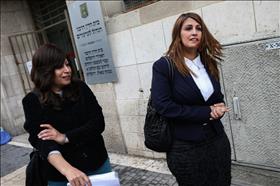 ראשת מפלגת הנשים החרדית ''ובזכותן'', רות קוליאן, ומספר 4 ברשימתה, גילה ישר, בהפגנה של מסורבות גט בכניסה לבית הדין הרבני הגדול בירושלים. 04032015 צילום: נתי שוחט, פלאש 90 ראשת מפלגת הנשים החרדית ''ובזכותן'', רות קוליאן, ומספר 4 ברשימתה, גילה ישר, בהפגנה של מסורבות גט בכניסה לבית הדין הרבני הגדול בירושלים. 04032015 צילום: נתי שוחט, פלאש 90