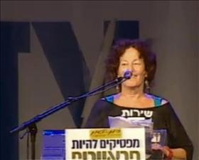 דוברת הפורום לשוויון בנטל זוהרה ברגר צור בהפגנה ברחבת מוזיאון תל אביב למען חובת שירות לכולם. 07.07.2012. צילום: הפורום לשיוויון בנטל