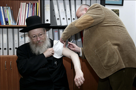 סגן השר במשרד הבריאות, יעקב ליצמן מאגודת ישראל מקבל חיסון. ירושלים 04.01.10. צילום: אביר סולטן, פלאש 90 סגן השר במשרד הבריאות, יעקב ליצמן מאגודת ישראל מקבל חיסון. ירושלים 04.01.10. צילום: אביר סולטן, פלאש 90