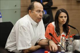 שר הביטחון משה יעלון ויו''ר הועדה להכנת חוק השוויון בנטל ח''כ אילת שקד מהבית היהודי בדיון של הועדה 15.09.2013. צילום: פלאש 90 שר הביטחון משה יעלון ויו''ר הועדה להכנת חוק השוויון בנטל ח''כ אילת שקד מהבית היהודי בדיון של הועדה 15.09.2013. צילום: פלאש 90