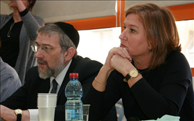 השר לשעבר מיכאל מלכיאור מארח את ח''כ ציפי לבני בבית הספר יחד במודיעין, המשלב חילונים ודתיים. 21.12.2010. צילום: איציק אדרי, דוברות קדימה. Flickr. השר לשעבר מיכאל מלכיאור מארח את ח''כ ציפי לבני בבית הספר יחד במודיעין, המשלב חילונים ודתיים. 21.12.2010. צילום: איציק אדרי, דוברות קדימה. Flickr.