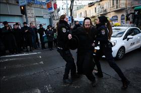 שוטרות עוצרות מפגין חרדי שהשתתפף בחסימת הכביש בכיכר השבת בירושלים במחאה על מעצר משתמטים חרדים 26012016 צילום פלאש 90 שוטרות עוצרות מפגין חרדי שהשתתפף בחסימת הכביש בכיכר השבת בירושלים במחאה על מעצר משתמטים חרדים 26012016 צילום פלאש 90