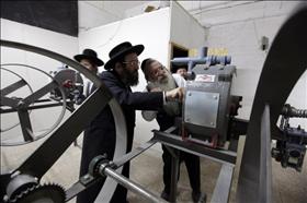 רבנים חרדים בירושלים בודקים מכונה לטחינת קמח למצות. צילום: קובי גדעון, פלאש 90 רבנים חרדים בירושלים בודקים מכונה לטחינת קמח למצות. צילום: קובי גדעון, פלאש 90