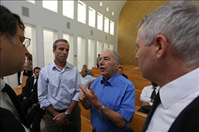 שר החינוך לשעבר, אמנון רובינשטיין, וראש אכ''א לשעבר, אלעזר שטרן, בדיון בעתירה לבג''צ נגד חוק תוכנית הליבה 06.09.10. צילום: קובי גדעון, פלאש 90 שר החינוך לשעבר, אמנון רובינשטיין, וראש אכ''א לשעבר, אלעזר שטרן, בדיון בעתירה לבג''צ נגד חוק תוכנית הליבה 06.09.10. צילום: קובי גדעון, פלאש 90