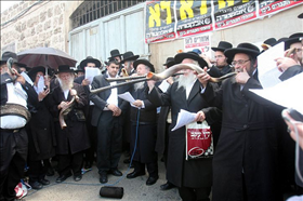 מקובלים מטילים קללה על אתר הבניה גבעת אנדרומדה בשל חפירות בקברים 28.07.10. צילום: רוני שוצר, פלאש 90 מקובלים מטילים קללה על אתר הבניה גבעת אנדרומדה בשל חפירות בקברים 28.07.10. צילום: רוני שוצר, פלאש 90