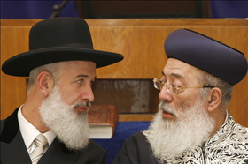 הרבנים הראשיים שלמה עמאר ויונה מצגר בטקס בבית כנסת ישורון בירושלים. 18.07.09. צילום: אביר סולטן, פלאש 90 הרבנים הראשיים שלמה עמאר ויונה מצגר בטקס בבית כנסת ישורון בירושלים. 18.07.09. צילום: אביר סולטן, פלאש 90