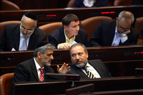 שר החוץ, אביגדור ליברמן מישראל ביתנו ושר הפנים, אלי ישי מש''ס במליאת הכנסת 18.10.10. צילום: אביר סולטן, פלאש 90 שר החוץ, אביגדור ליברמן מישראל ביתנו ושר הפנים, אלי ישי מש''ס במליאת הכנסת 18.10.10. צילום: אביר סולטן, פלאש 90