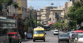 מונית שירות ברחוב הרצל בחיפה. צילום: Orrling, wikipedia מונית שירות ברחוב הרצל בחיפה. צילום: Orrling, wikipedia