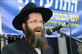 הרב מאיר אשכנזי, רב היישוב כפר חב''ד. צילום: מלך, ויקיפדיה הרב מאיר אשכנזי, רב היישוב כפר חב''ד. צילום: מלך, ויקיפדיה