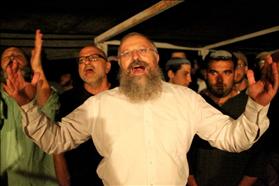 הרב של צפת, שמואל אליהו, מוביל תפילה במדבר יהודה נגד אפשרות ההכרה במדינת פלשתינית. 20092011. צילום: נתי שוחט, פלאש 90 הרב של צפת, שמואל אליהו, מוביל תפילה במדבר יהודה נגד אפשרות ההכרה במדינת פלשתינית. 20092011. צילום: נתי שוחט, פלאש 90