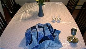 שולחן שבת עם גביע לקידוש. צילום: Crzrussian, wikipedia