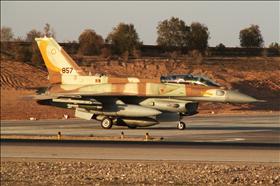 מטוס F16I על מסלול ההמראה. צילום: Yosi Yaari, from Fresh Military & Security Forum, wikipedia 