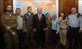 ראש הממשלה, בנימין נתניהו נפגש בלשכתו עם חיילים שעומדים לפני גיור בצהל. 15.12.2010 . צילום: עמוס בן גרשום, לשכת העתונות הממשלתית באמצעות פלאש 90 ראש הממשלה, בנימין נתניהו נפגש בלשכתו עם חיילים שעומדים לפני גיור בצהל. 15.12.2010 . צילום: עמוס בן גרשום, לשכת העתונות הממשלתית באמצעות פלאש 90