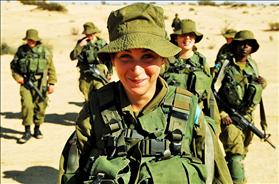 חיילות בגדוד חי''ר. צילום: Israel Defense Forces, Wikipedia חיילות בגדוד חי''ר. צילום: Israel Defense Forces, Wikipedia
