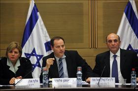 ישיבת ועדת החוץ והביטחון של הכנסת בנושא חוק טל. מימין: יו''ר הוועדה, ח''כ שאול מופז, יו''ר צוות הפיקוח על חוק טל, ח''כ יוחנן פלסנר, וראש אכ''א, האלוף אורנה ברביבאי. 23012012 צילום: קובי גדעון, פלאש 90 ישיבת ועדת החוץ והביטחון של הכנסת בנושא חוק טל. מימין: יו''ר הוועדה, ח''כ שאול מופז, יו''ר צוות הפיקוח על חוק טל, ח''כ יוחנן פלסנר, וראש אכ''א, האלוף אורנה ברביבאי. 23012012 צילום: קובי גדעון, פלאש 90