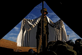 חייל מגדוד נצח יהודה בשעת תפילה 23.11.06 . צילום: אביר סולטן, פלאש 90