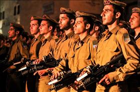 טירונים מחטיבת גבעתי בטקס השבעה. צילום: Israel Defense Forces, Flickr