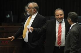 שר החוץ ויור ישראל ביתנו אביגדור ליברמן וחבר מפלגתו יור ועדת חוקה חוק ומשפט של הכנסת דוד רותם בישיבת מליאת הכנסת 20.07.2011. צילום: מרים אלסטר פלאש 90 שר החוץ ויור ישראל ביתנו אביגדור ליברמן וחבר מפלגתו יור ועדת חוקה חוק ומשפט של הכנסת דוד רותם בישיבת מליאת הכנסת 20.07.2011. צילום: מרים אלסטר פלאש 90