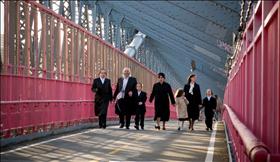 משפחה חרדית חוצה את גשר ברוקלין. צילום: Luke Redmond, flickr