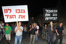 הפגנה של תושבי בית שמש כנגד נצחונו של מועמד החרדים לראשות העירייה משה אבוטבול. המפגינים טוענים שהניצחון הושג בעזרת זיופי בחירות. 07.11.2013. צילום: יעקב לדרמן, פלאש 90 הפגנה של תושבי בית שמש כנגד נצחונו של מועמד החרדים לראשות העירייה משה אבוטבול. המפגינים טוענים שהניצחון הושג בעזרת זיופי בחירות. 07.11.2013. צילום: יעקב לדרמן, פלאש 90