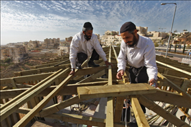 חרדים בונים גג של בית כנסת חדש בביתר עילית, 02.12.2009, צילום: נתי שוחט, פלאש 90 חרדים בונים גג של בית כנסת חדש בביתר עילית, 02.12.2009, צילום: נתי שוחט, פלאש 90