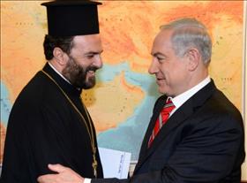 האב גבריאל נדאף, ראש פורום גיוס הנוצרים, עם ראש הממשלה בנימין נתניהו. צילום: משה מילנר, לע''מ