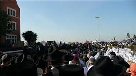 הלווייתם של גבריאל ורבקה הולצברג, הרוגי הפיגוע במומבאי ב-2008, בכפר חב''ד. צילום: Akiva, flickr הלווייתם של גבריאל ורבקה הולצברג, הרוגי הפיגוע במומבאי ב-2008, בכפר חב''ד. צילום: Akiva, flickr