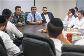 מנהל מנהלת השירות האזרחי שר שלום גרבי ומפקד מגב יורם הלוי במפגש עם בחורים חרדים העומדים להתנדב לשירות במג''ב 28/10/2012 .צילום: אורן נחשון פלאש 90.jpg מנהל מנהלת השירות האזרחי שר שלום גרבי ומפקד מגב יורם הלוי במפגש עם בחורים חרדים העומדים להתנדב לשירות במג''ב 28/10/2012 .צילום: אורן נחשון פלאש 90.jpg