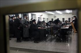 ישיבת תולדות אהרון במאה שערים בירושלים. חסידות תולדות אהרון היא מהגופם המובילים של פלג העדה החרדית האנטי ציוני. צילום: יוסי זמיר פלאש 90. ישיבת תולדות אהרון במאה שערים בירושלים. חסידות תולדות אהרון היא מהגופם המובילים של פלג העדה החרדית האנטי ציוני. צילום: יוסי זמיר פלאש 90.