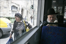 גבר חרדי יושב באוטובוס הפרדה בירושלים. 17.05.10. צילום: אביר סולטן, פלאש 90 גבר חרדי יושב באוטובוס הפרדה בירושלים. 17.05.10. צילום: אביר סולטן, פלאש 90