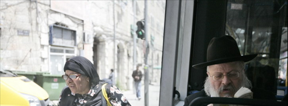 גבר חרדי יושב באוטובוס הפרדה בירושלים. 17.05.10. צילום: אביר סולטן, פלאש 90