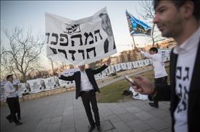 פעילי ש''ס מניפים שלטי ''המהפכה חוזרת'' במערכת הבחירות לכנסת 26012015 צילום: יונתן סינדל, פלאש 90 פעילי ש''ס מניפים שלטי ''המהפכה חוזרת'' במערכת הבחירות לכנסת 26012015 צילום: יונתן סינדל, פלאש 90
